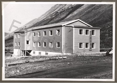 Foto Spitzbergen Longyearbyen Siedlerhaus Gebäude Berg 1960er