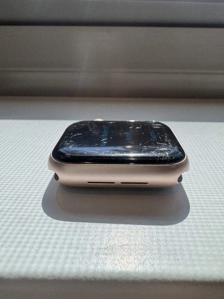 Apple Watch Series 4 40 mm Rose Gold Aluminum Case GPS - Image 2 of 4