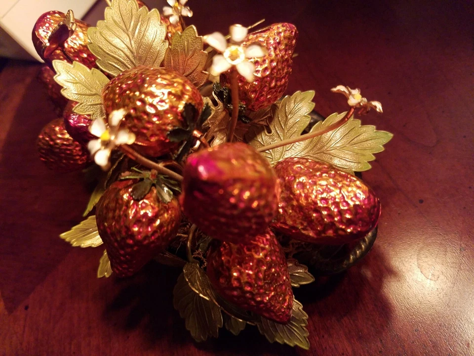 МЕТАЛЛИЧЕСКАЯ ХУДОЖЕСТВЕННАЯ И ЭМАЛИРОВАННАЯ КЛУБНИЧНАЯ КОРЗИНА ВИНТАЖНАЯ РЕДКАЯ ТЯЖЕЛАЯ БАБОЧКА ЦВЕТЫ КРАСОТА - Изображение 3 из 4