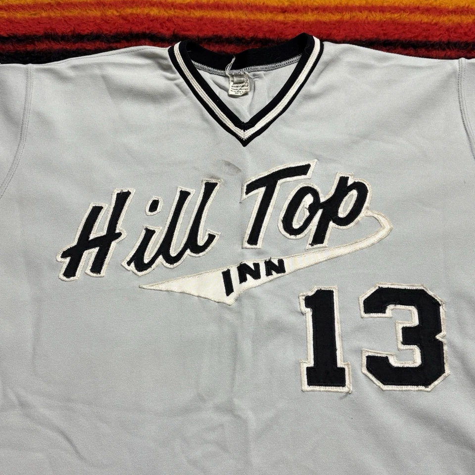 Talla 44- Camiseta de béisbol cosida vintage de los 60’s Hill Top Inn #13 gris/negro para hombre Foto 4 de 4
