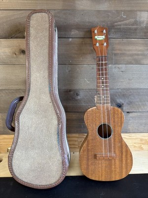 Vintage Harmony Baritone Ukulele Uke 21  3 strings in original state rare find