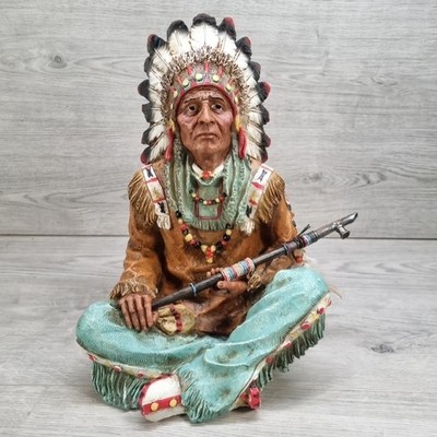 Kreuzbeinige indianische Skulptur - 13 3/4'' handbemalte Polyresin Figur