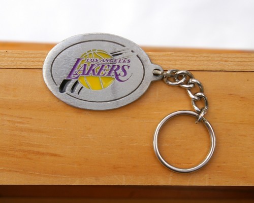 Llavero de metal y esmalte oficial de baloncesto de la NBA de Los Angeles Lakers - Imagen 2 de 6