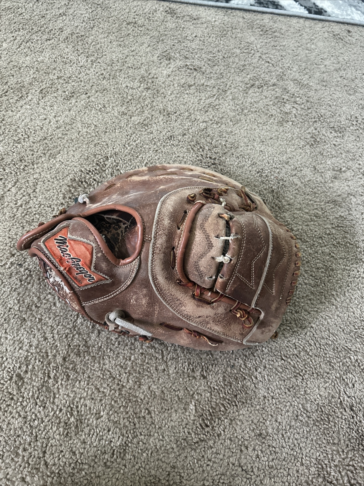 Vintage MacGregor (Crown Logo) Catcher’s Mitt Baseball Softball RHT 11.5 inch สำนักงานสิทธิ