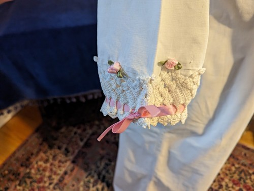 Antiguo camisón eduardiano vintage de encaje de ganchillo hecho a mano cinta rosas ca 1917 - Imagen 5 de 12