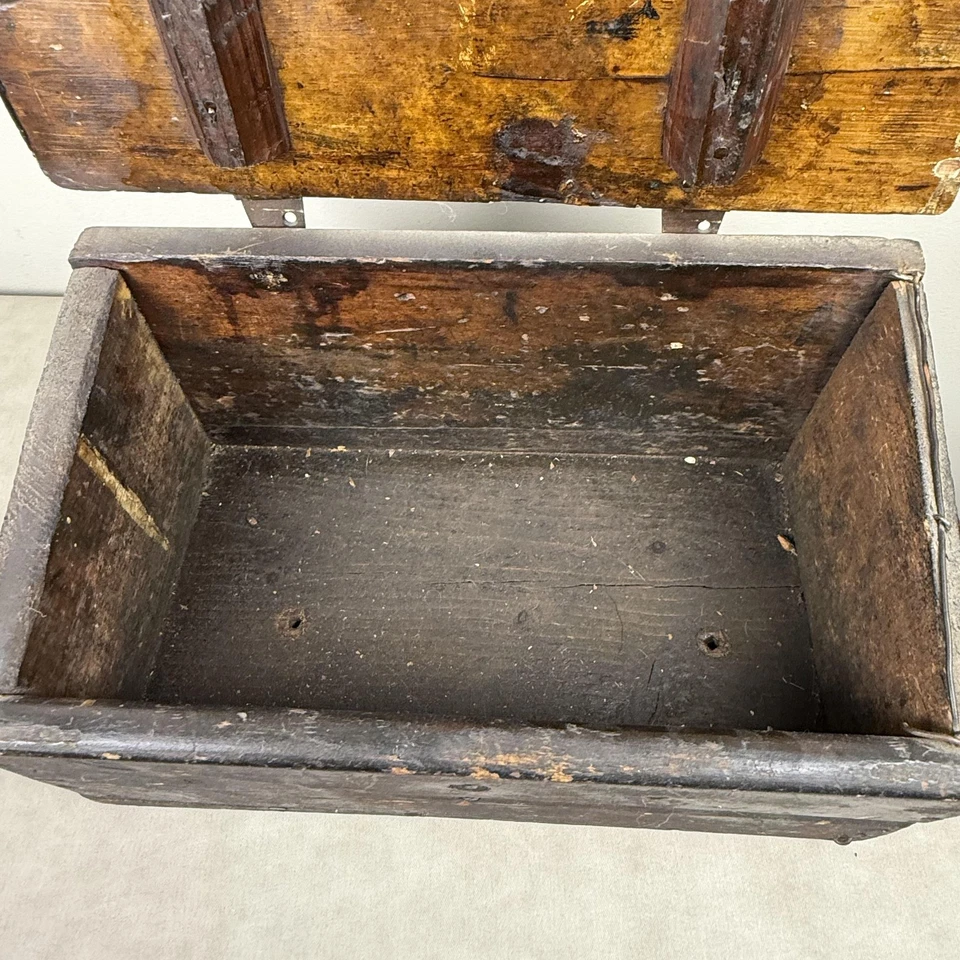 Caja de herramientas de madera primitiva vintage pintada negra tapa inclinada maletero almacenamiento Foto 4 de 4