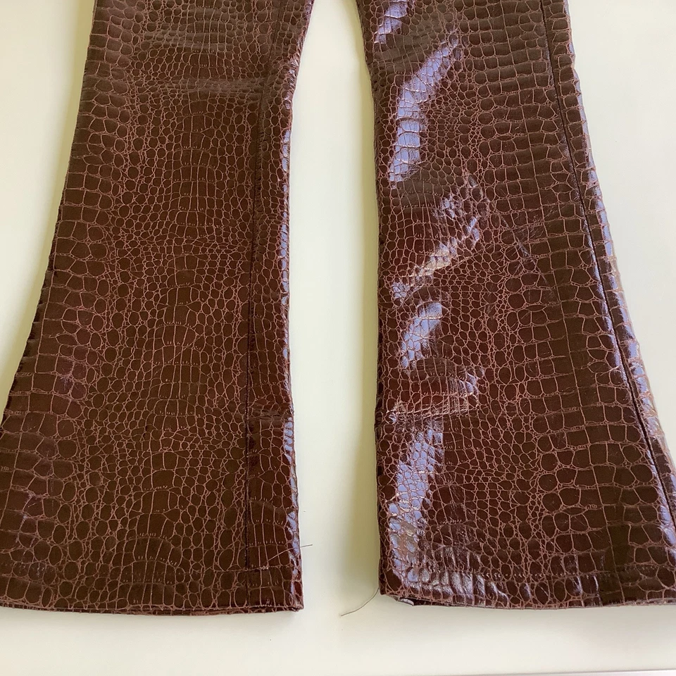 Pantalones de cuero vegano Motel Rocks ZOVEN tiro alto marrón cocodrilo en relieve talla XS Foto 3 de 4