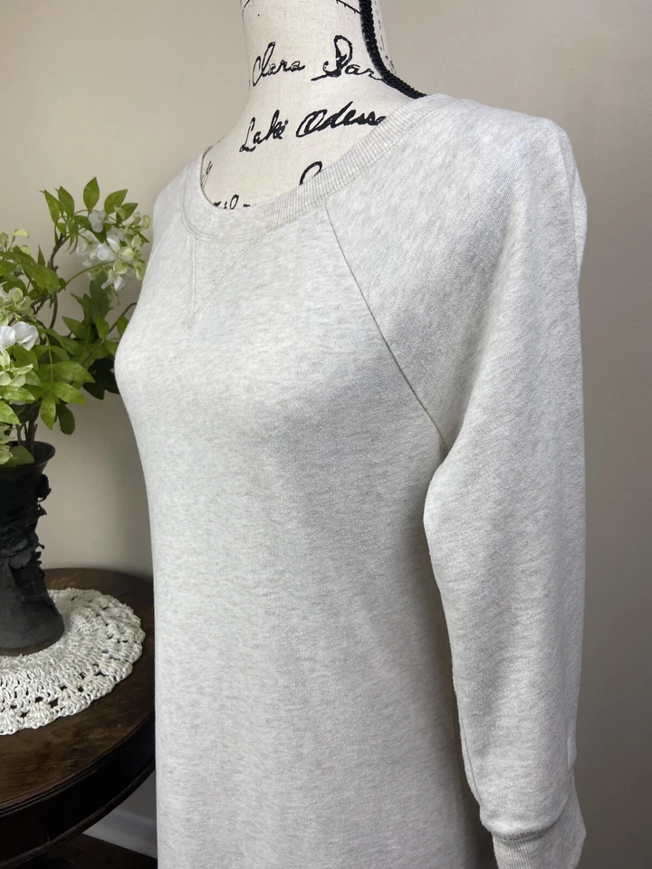 PEQUEÑO VESTIDO SUDADERA Victoria Secret Gris y Dije Ala de Ángel Foto 4 de 4