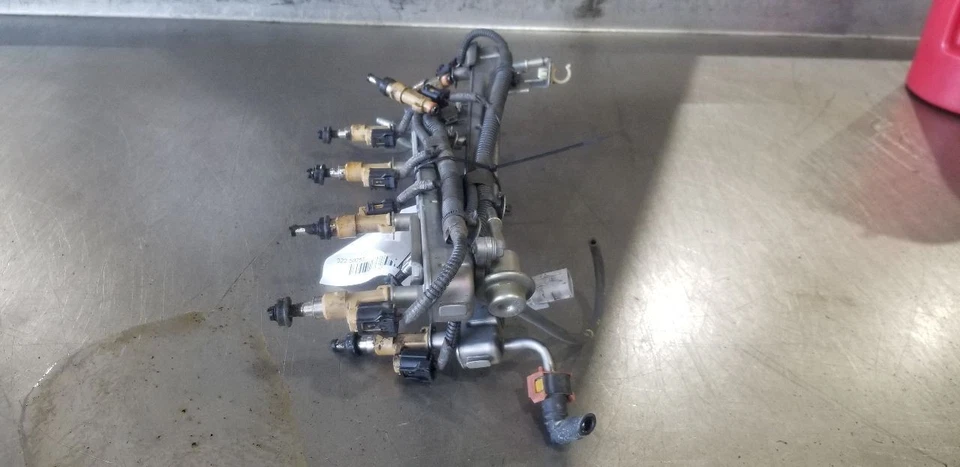 17 TOYOTA SEQUOIA 5.7L FUEL INJECTOR SET WITH RAILS - Image 3 of 4