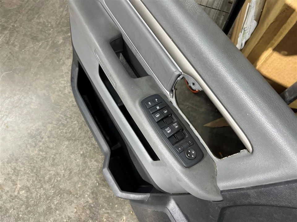 Отделочная панель передней двери водителя 2016 Ram 1500 б/у от оригинального производителя - Изображение 4 из 4