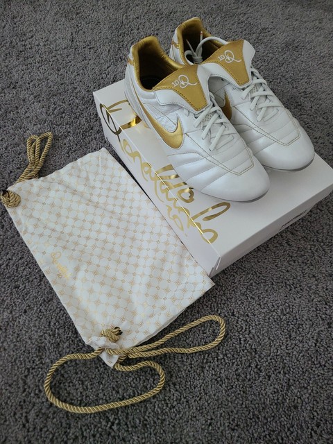 ronaldinho white and gold cleats
