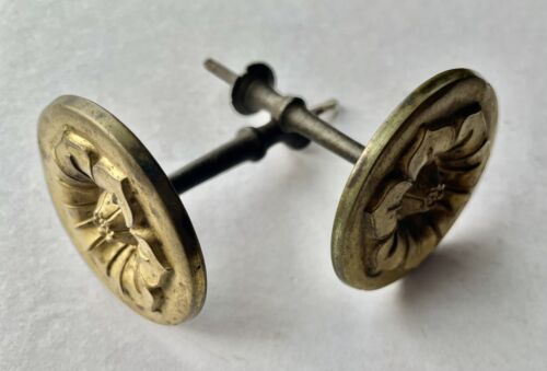 Raro Pr. de perillas o lazos de espejo federales, rosetas, latón estampado, años 1820 - Imagen 1 de 5
