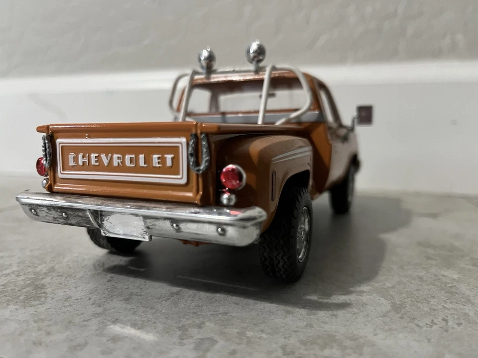 1976 Chevrolet Silverado C10 Pickup Truck Orange White Trim 1/24 - Image 4 of 4