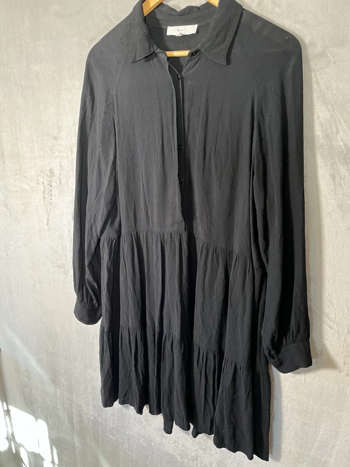 Mini vestido minimalista babydoll columpio negro grande de manga larga para mujer Foto 3 de 4