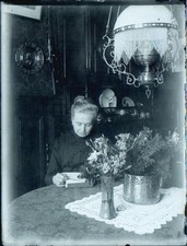 GLASS PHOTO PLATE 12 x 9 CM NEGATIVE INTERIOR, AGED WOMAN, VASES, SUSPENSION