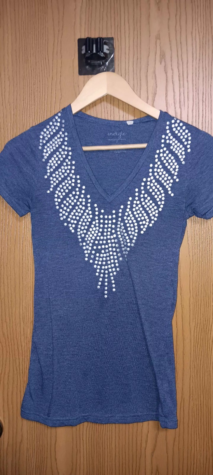 Energies Women's Short Sleeve Shirt Size Small Blue Studded V-Neck