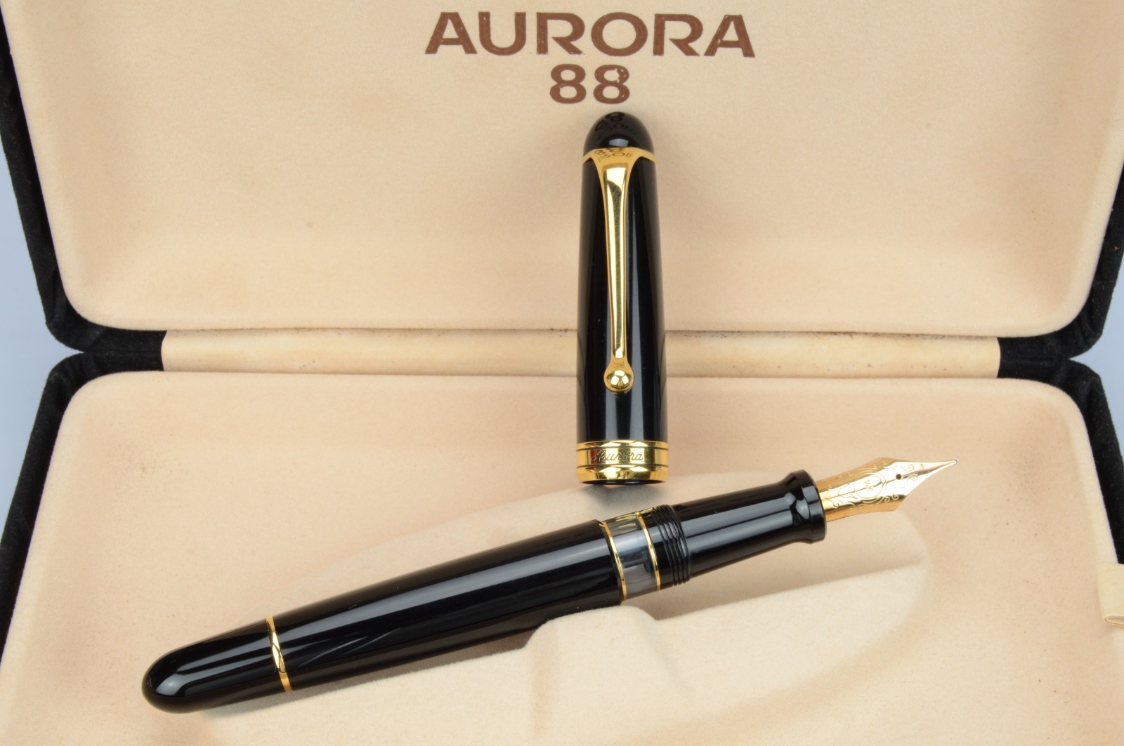Aurora 88 Stilografica Resina-Pistone Nib "F" Oro 14Kt-585 Made in Italy 1990s