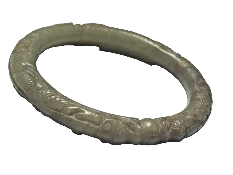 BRAZALETE DE DRAGONES DE JADE CALEDÓN PÁLIDO ENROLLADO, PERÍODO CHOU, CHINA 1046-256BC Foto 2 de 4