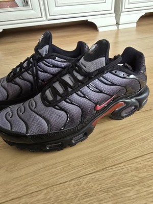 Nike Tm Air Max Plus TN Herren Sneaker Low Top Schwarz/Grau/Rot EU 43