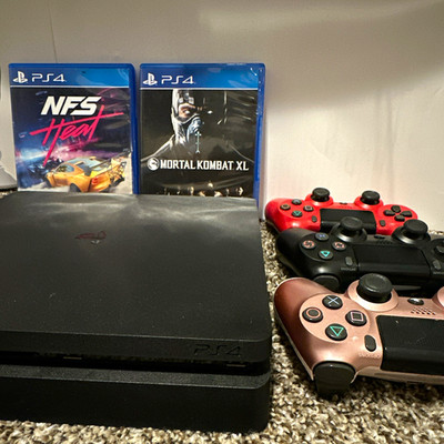 Sony PlayStation 4 Slim Console Bundle 3 Wireless controllers + 2 Games
