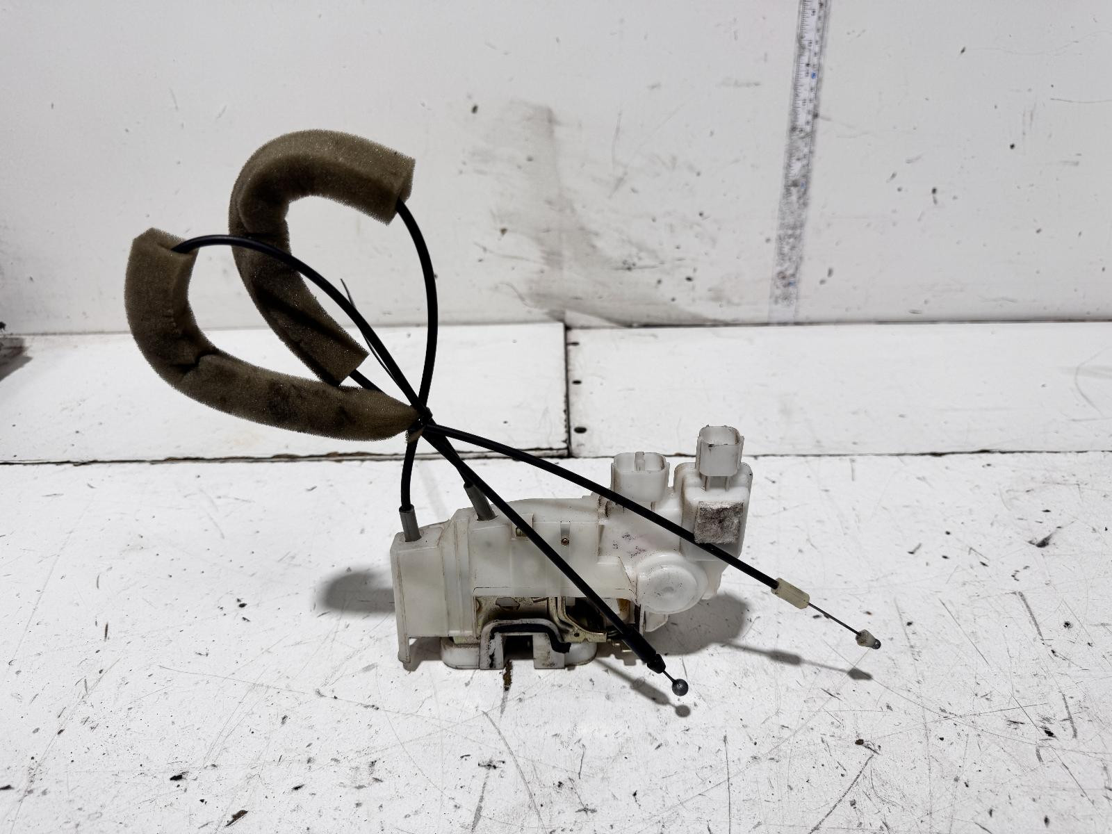 Subaru Outback Left Front Lock Mechanism B4A 09/2003-09/2009 - thumbnail 2