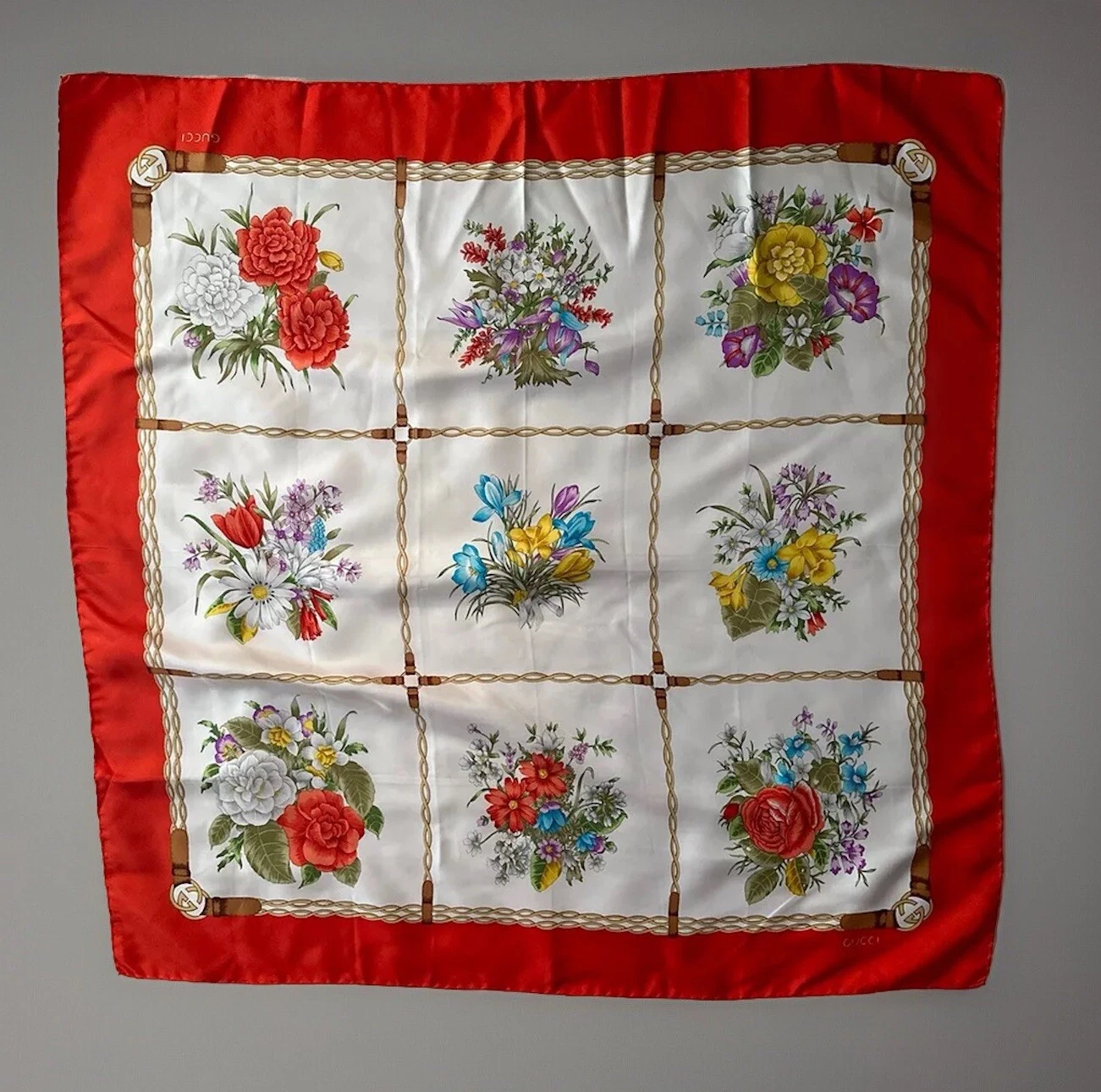Foulard vintage authentique GUCCI rose fleurie 100% soie rouge multicolore fabriqué en Italie