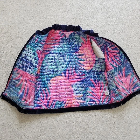 Chaleco Lilly Pulitzer Niñas Azul Acolchado Volantes y Flecos Cremallera Talla XL (12-14) Foto 3 de 4