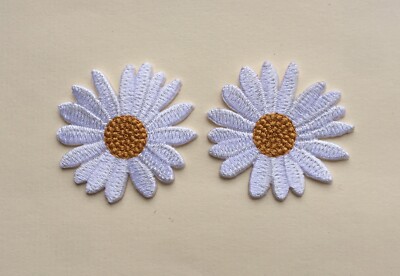 2er Set Gänseblümchen Blume zum Aufbügeln/Aufnähen komplett bestickt Patch Applikationen Abzeichen