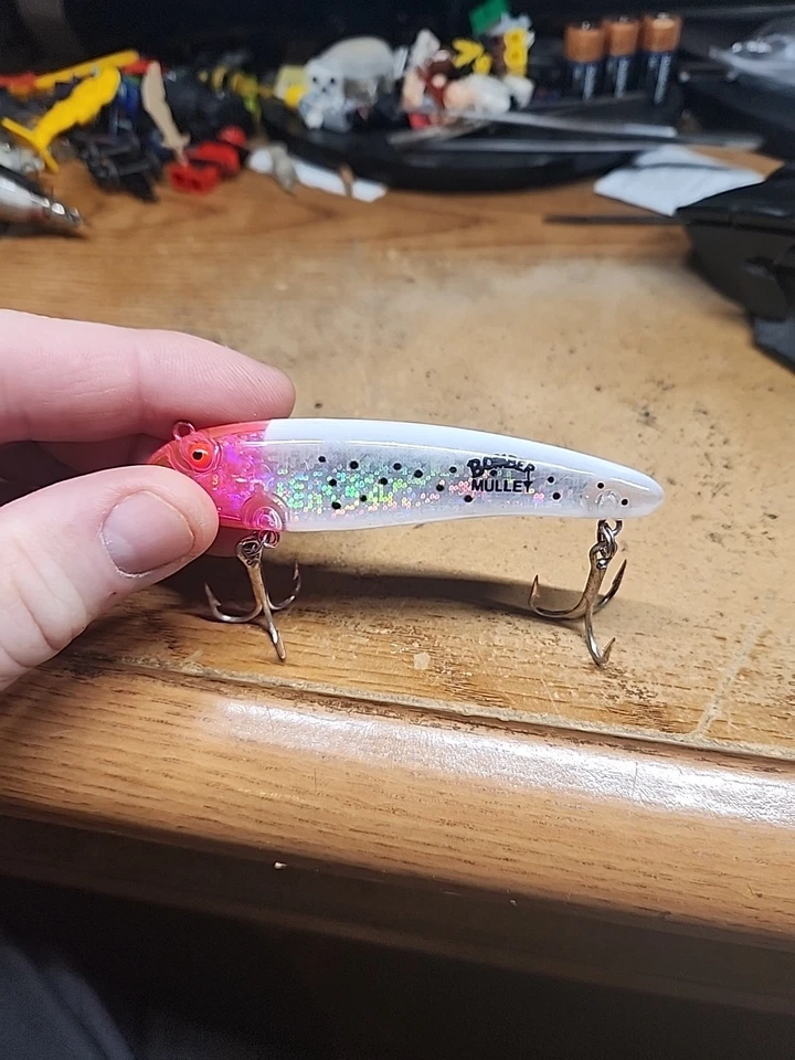Bonito señuelo de pesca Bomber Mullet Mark Sosin Signature Series rosa blanco transparente Foto 3 de 4