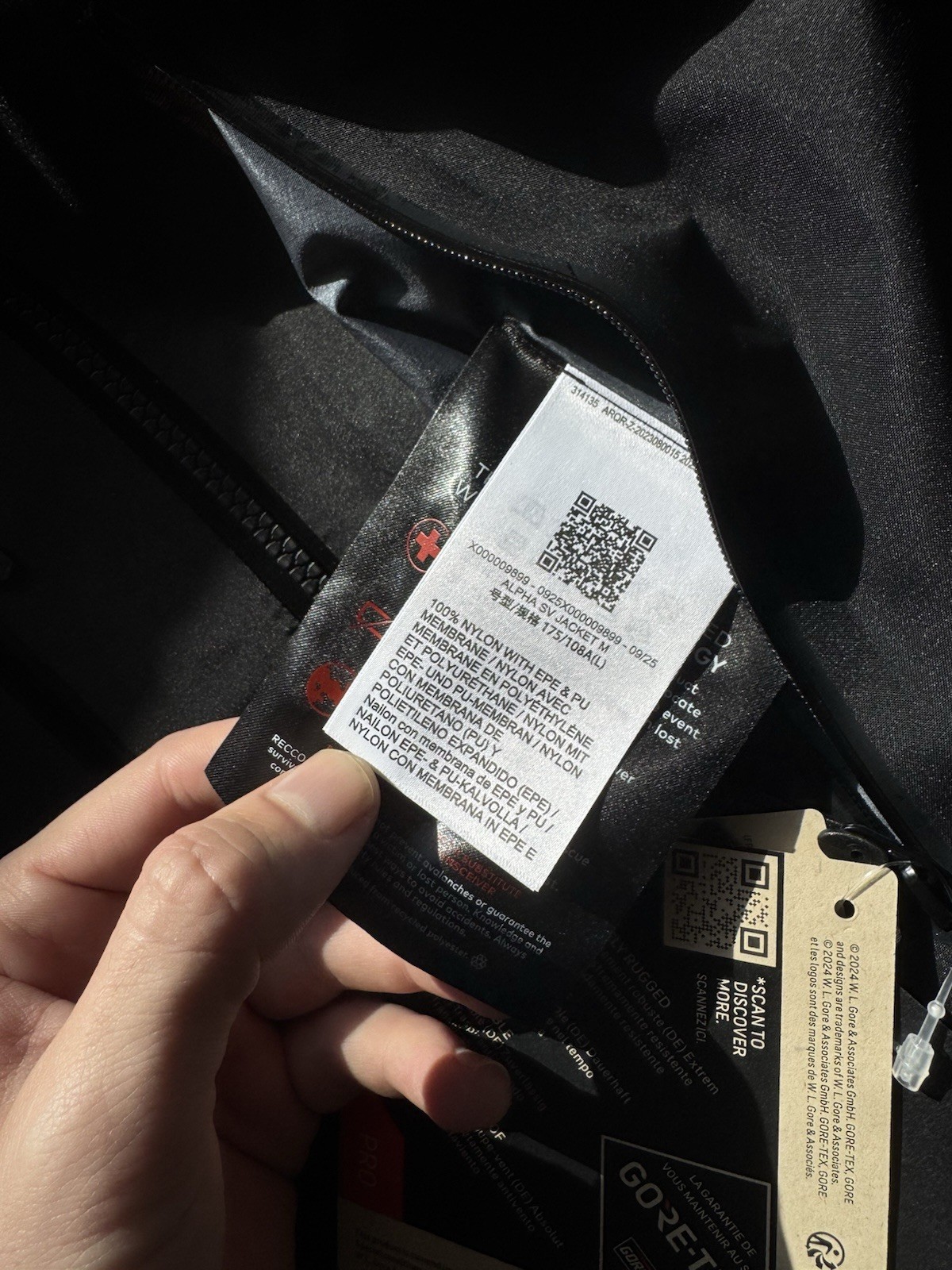 Arcteryx Alpha SV Goretex Pro Jacket 24k Gold Black Mens Large Brand New thumbnail 6