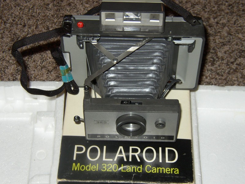 Vintage Polaroid Model 320 Land Camera
