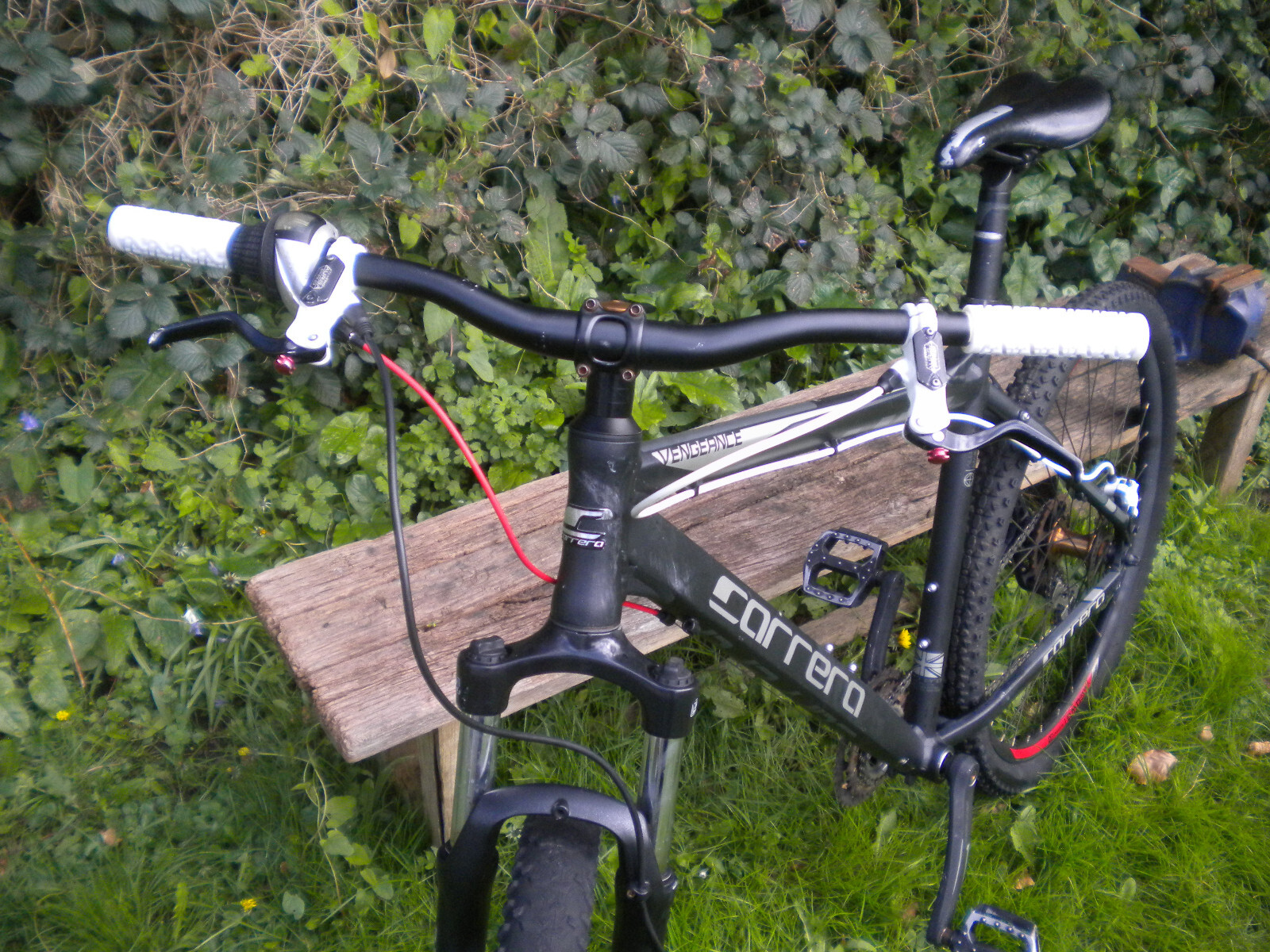 Carrera vengeance 27.5” mountain bike size L 20" frame Hydraulic brakes