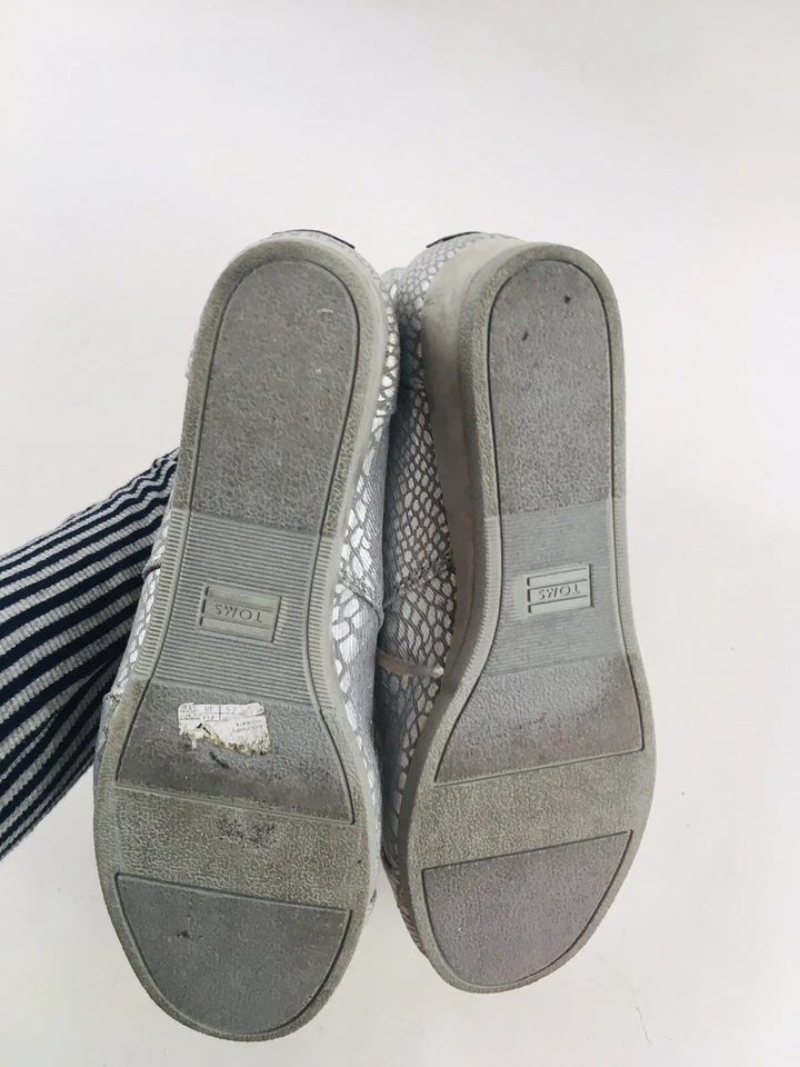 Zapatos juveniles Toms niñas talla Y5.5 plateados cuña con cordones cuña cerrada Foto 4 de 4
