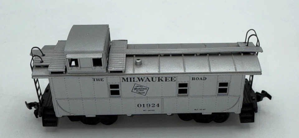 Athearn HO Scale model train  Milwaukee Road Cupola Caboose, #01924,with Box - Image 4 of 4