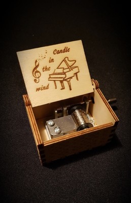 Elton John Candle in the wind Holz Spieluhr   personalisierbar