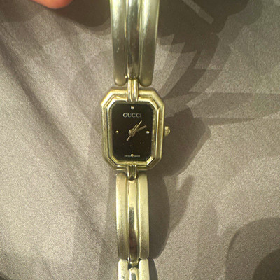 Gucci Damen Armbanduhr Edelstahl silber rechteckig schwarz Analog Swiss Made