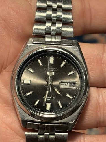 NO RESERVE Vintage Seiko 5 Automatic Arabic English Day/Date Black Sunburst Dial