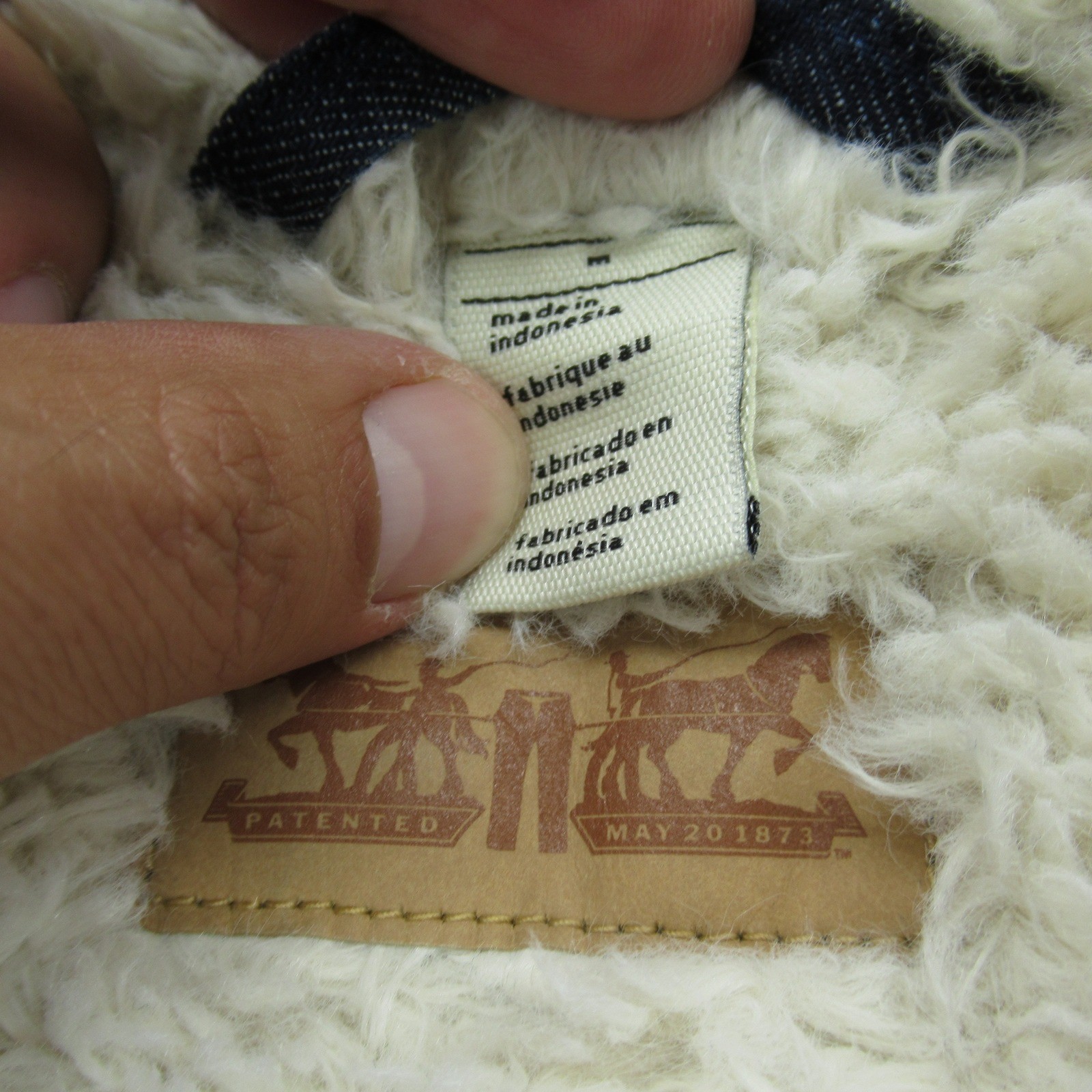 Levis Denim Jacket Womens Medium Blue Fuzzy Sherpa Lined Trucker Button Front thumbnail 5