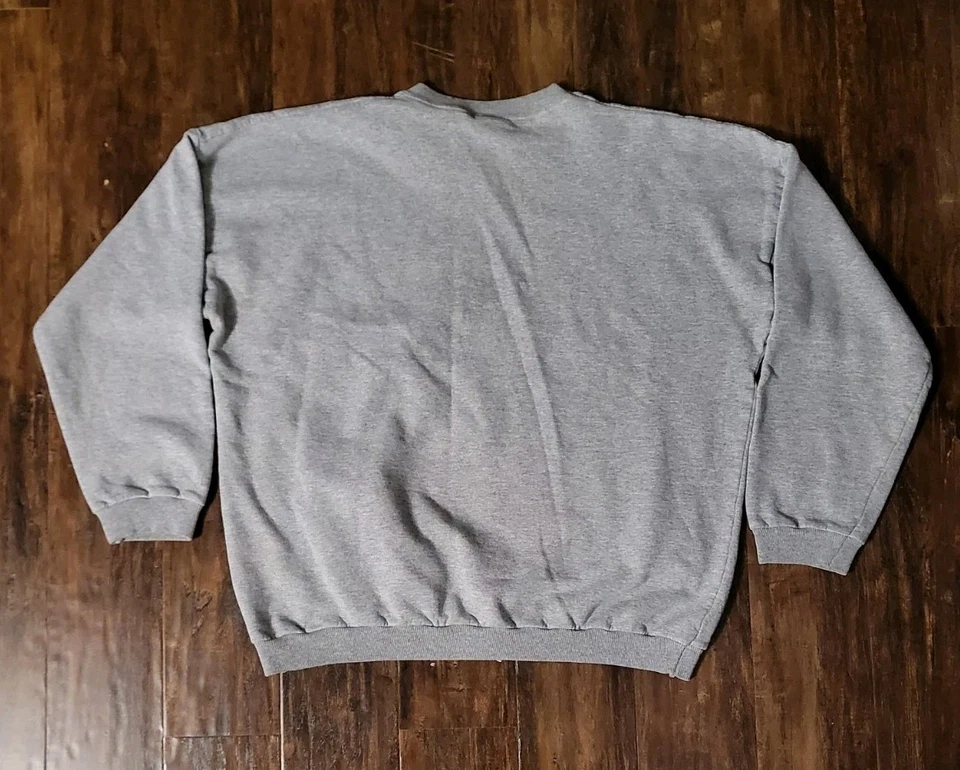 Sudadera De Colección Yogi Bear's Jellystone Park Para Hombres Años 90 Jellystone Departamento Atlético Foto 3 de 4