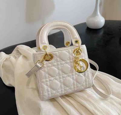 Dior Lady Dior Henkeltasche klein weiß Leder Cannage, Riemen/Charms, Gold