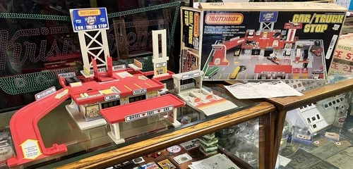 Vintage 1983 MATCHBOX Highway Express Car / Truck Stop Play Set & Heliport w Box