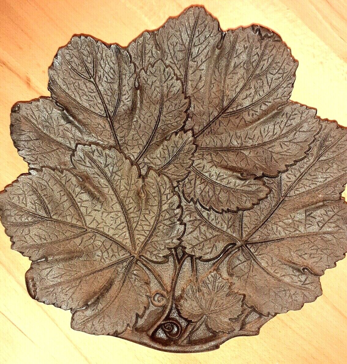 Żeliwna miska liściowa sygnowana Ahlmann Rendsburg, liście Carlshütte Büdelsdorf-pokaż oryginalną nazwę Sprzedaż krajowa