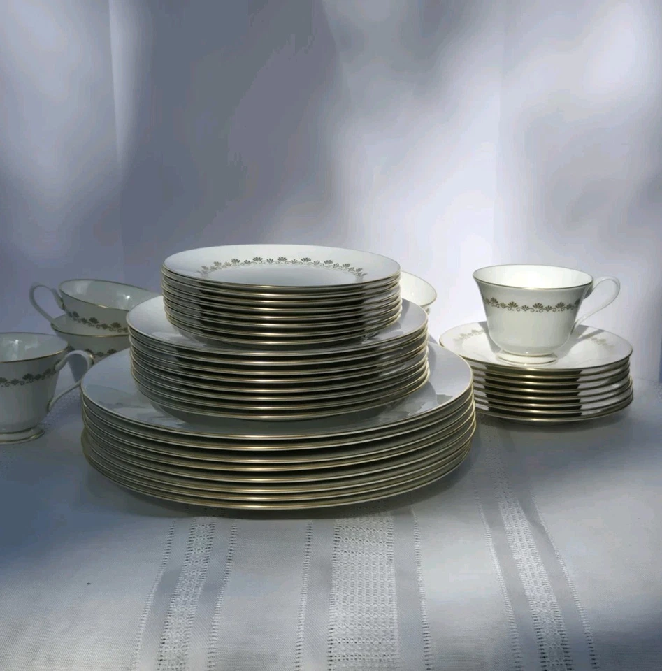 Vajilla vintage Oxford Bone China Milburne 40 piezas Juego para 8-Blanco con Borde Dorado Foto 3 de 4