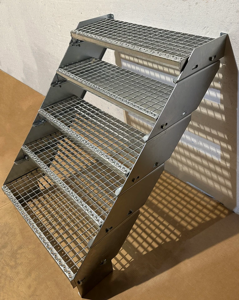 Scala in metallo regolabile in altezza e gradini - zincata e resistente alle intemperie - Immagine 3 di 4