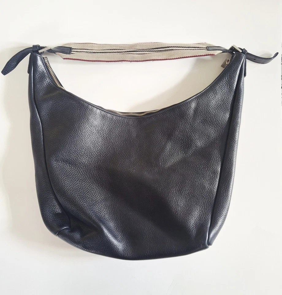 Bolso de hombro hobo Burberry de cuero granulado negro Foto 2 de 4
