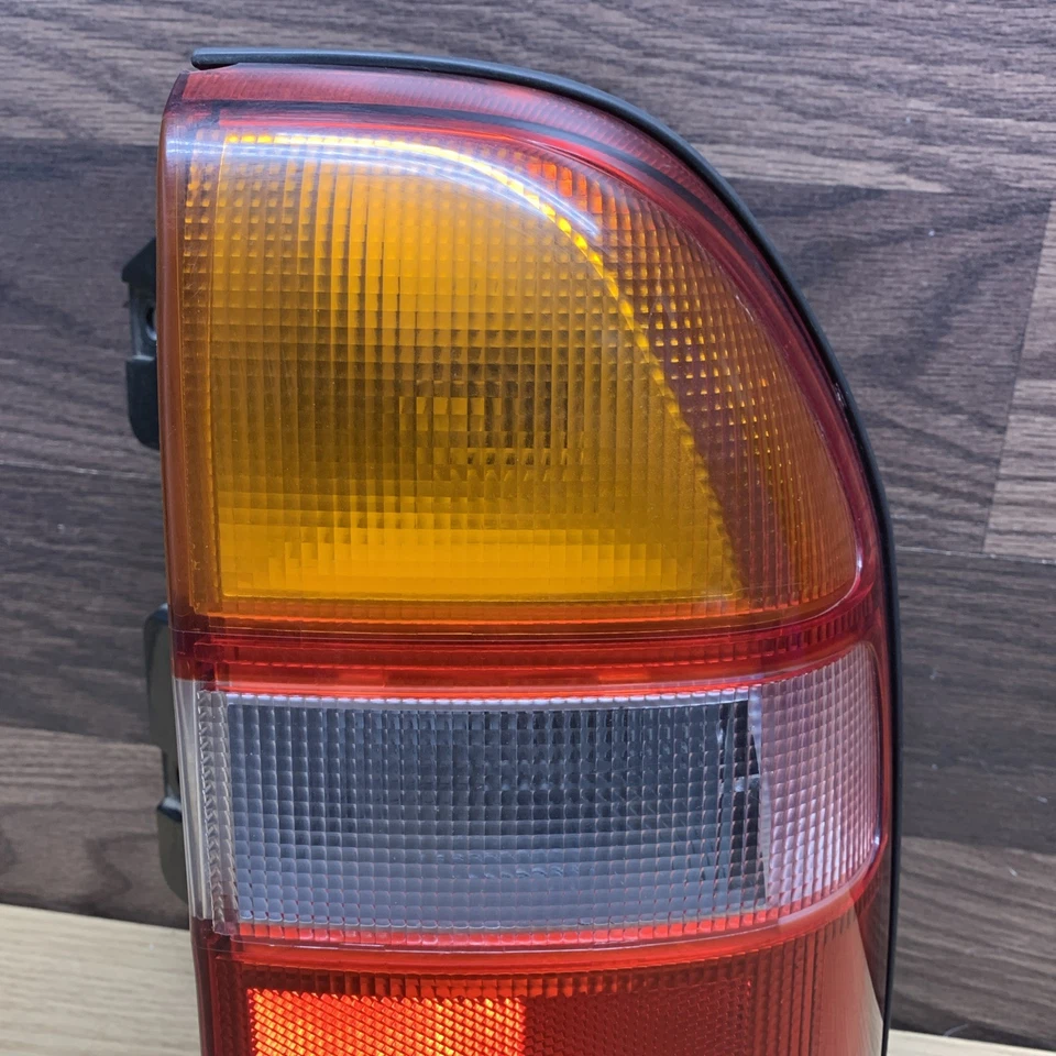 1999-2004 CHEVROLET TRACKER RH Passenger Right Tail Light 91174688 - Image 2 of 4