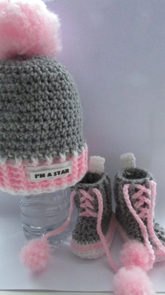 ZAPATOS DE GANCHILLO BEBÉ Y SOMBRERO NOMBRE DE TU BEBÉ ZAPATILLAS DEPORTIVAS DE LANA HECHAS A MANO ROSA Foto 3 de 3
