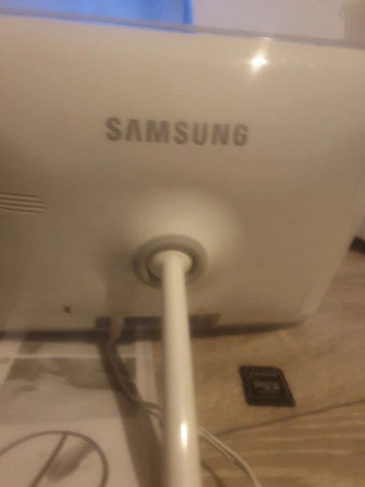 Samsung SPF-83” LCD Digital Photo Frame  - Image 4 of 4