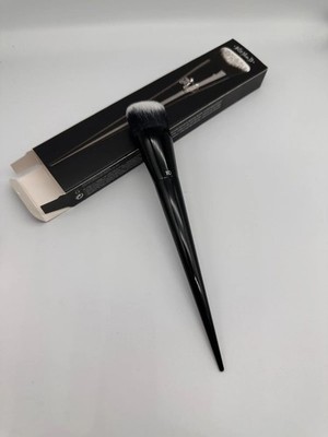 Kat VonD: lock it Edge foundation brush number 10