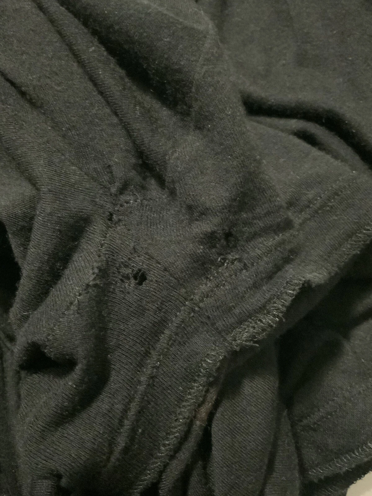 T shirt MM6 Maison Margiela Italy nera asimmetrica indossata da Tatum O'Neal